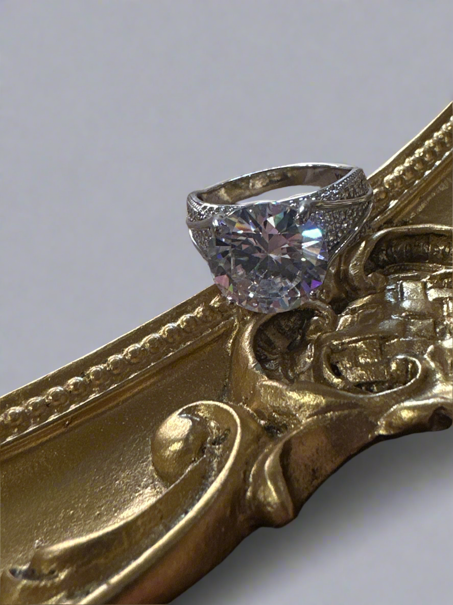 Stunning .925 Sterling Silver Crystal Ring Size 8